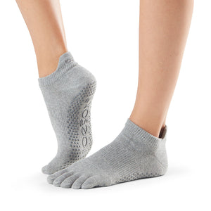 https://postonovestudio.com/cdn/shop/products/chaussettes-antiderapantes-Toesox-Full-Toe-Low-Rise-Heather-Grey-and-Lime-Stelvoren_300x.jpg?v=1570519501